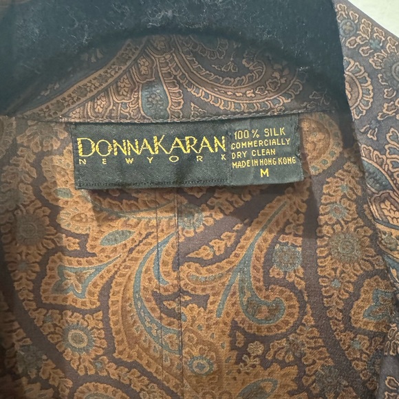Donna Karan Vintage Paisley Blazer with Pockets. 100% silk.
Beautiful piece. 🤎 - Picture 2 of 11